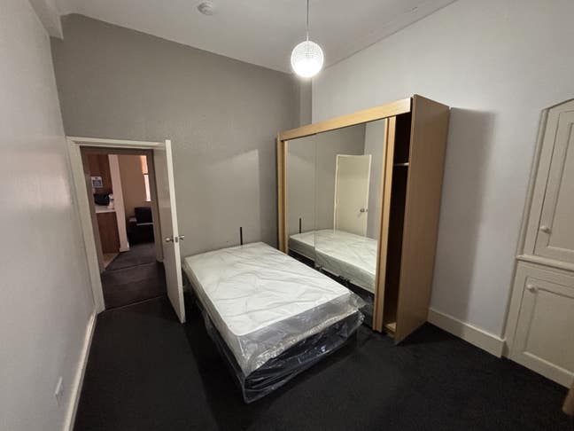 Last Double Room Available – Westferry Main Photo