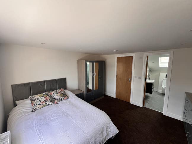 Brand NEW Studio/En-Suite.  Main Photo