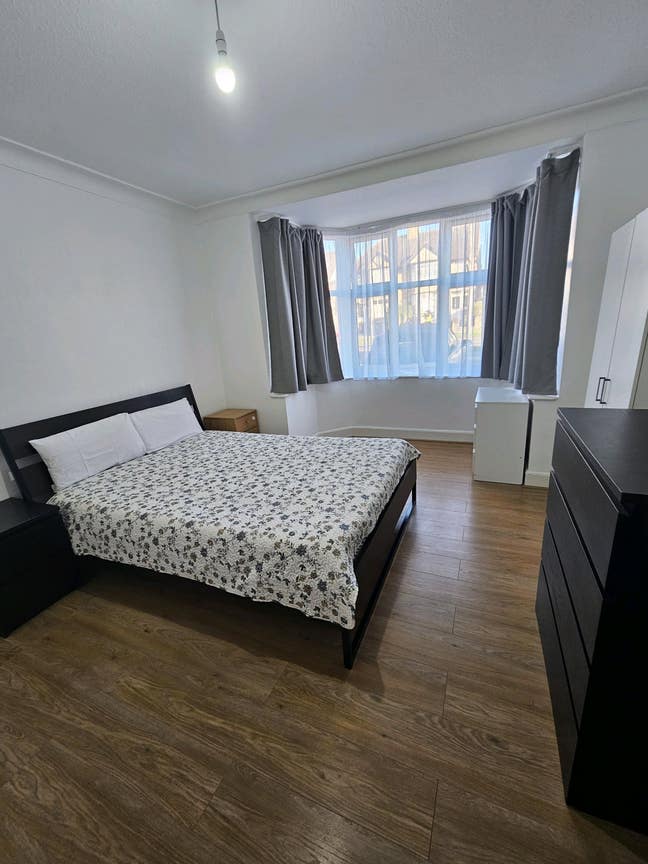 King size bedroom  Main Photo
