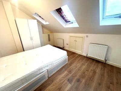 Loft Room Sharing Bathroom with One Room Main Photo