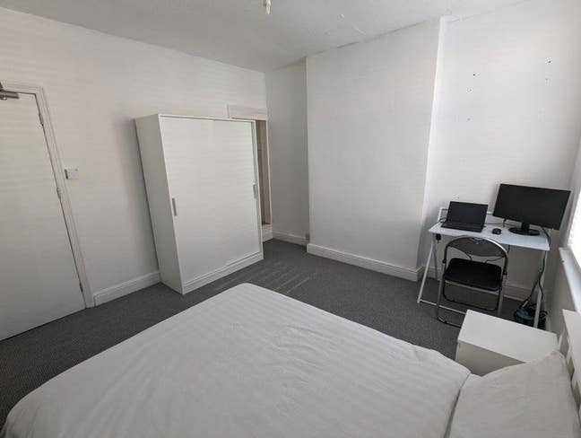 Lrge double room, sharing with just 2 others Main Photo