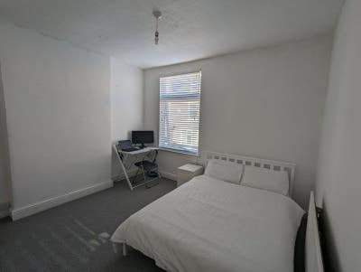Lrge double room, sharing with just 2 others Main Photo