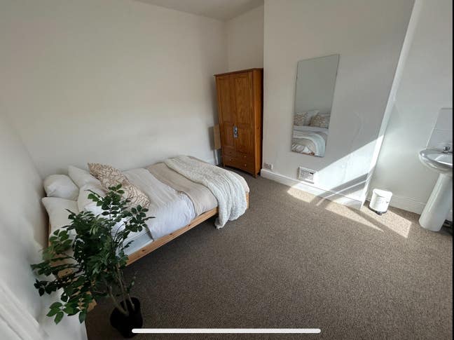 Available now! A bright furnished double bedroom Main Photo