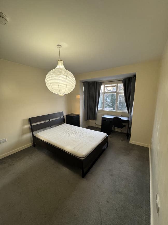  Double  Room  Located  In  NW4 £800  PCM  Bills  Inc
 Main Photo