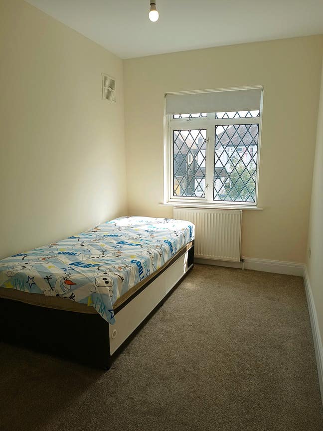 Single bedroom Main Photo