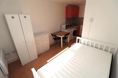 Very small studio in Shepherds Bush Main Photo