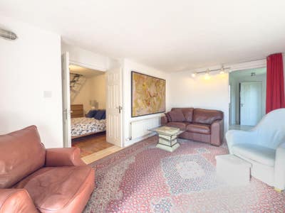 Spacious Suit Private Entrance Central Bracknell   Main Photo