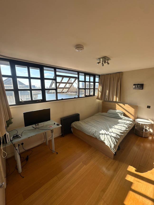Huge double bedroom in Surrey Quays Penthouse Main Photo