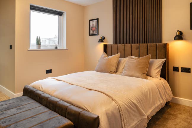 Huge modern studio with bath near city centre Main Photo