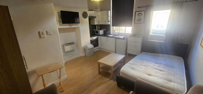 Studio Flat - Headingley Lane. Available Now! Main Photo