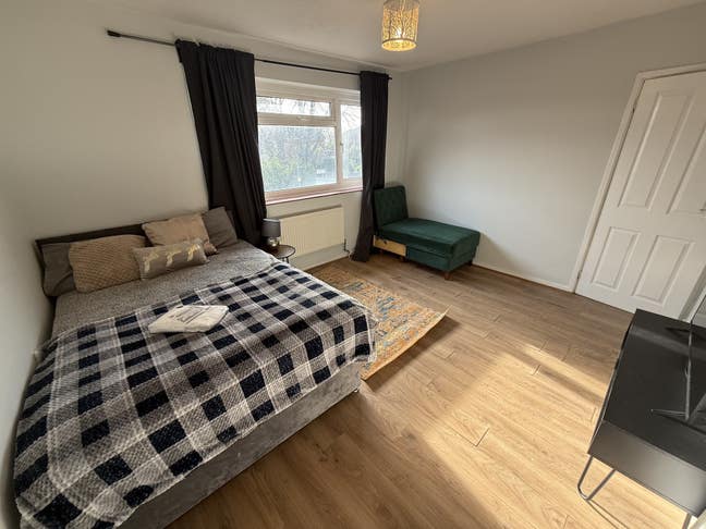 🏡 Spacious 6-Bedroom Home in Wimbledon  Main Photo