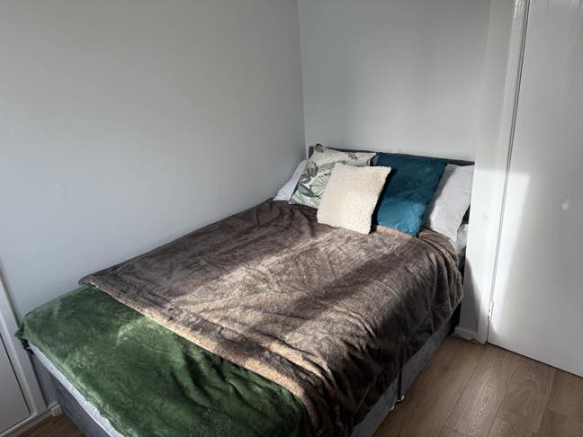 Spacious 6 Bedroom Home in Wimbledon (Delamere Rd) Main Photo