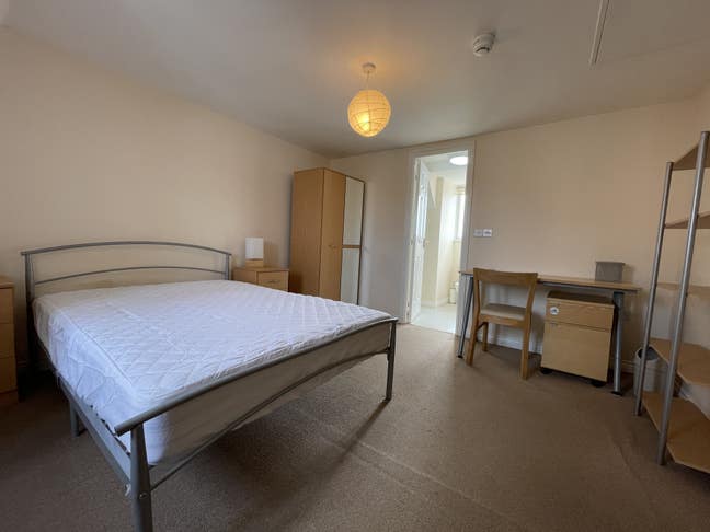 Spacious Ensuite Room near Cambridge Business Park Main Photo