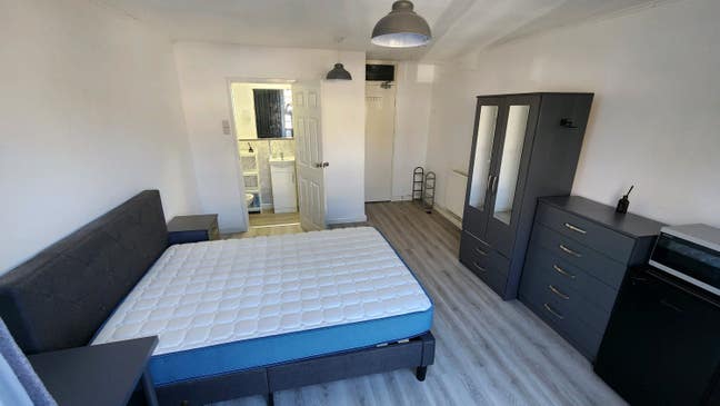 Large En suite Room + balcony just 50m from CMK Main Photo