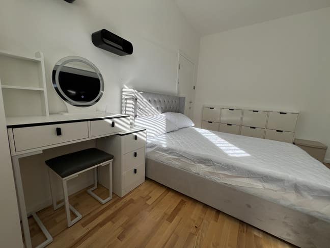 Extra large double room at Stratford Main Photo