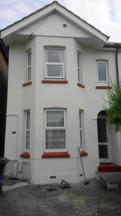 Large bed sit room with en-suite Bath plus loo Main Photo