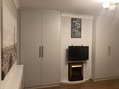 Large room with own toilet shower and driveway Main Photo