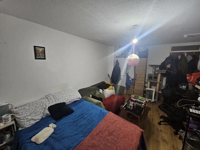 1 room available to rent in a 3 bedroom house Bow Main Photo