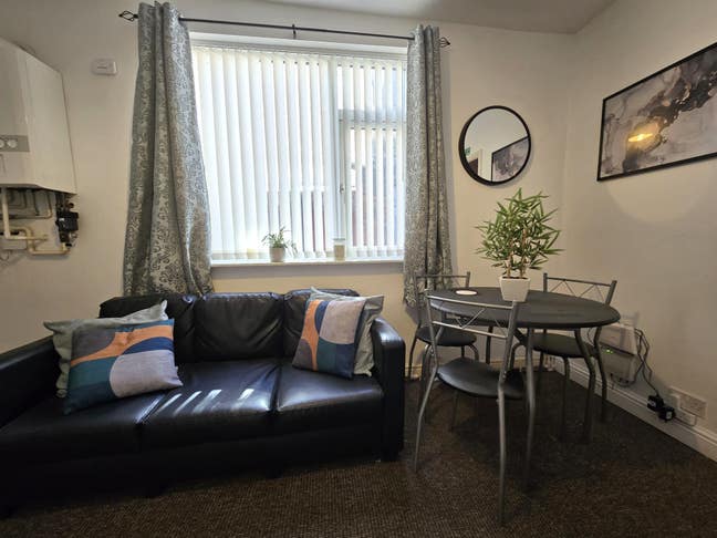 🏡 HU3 Doubles 🏙️ All Bills Paid + WiFi Main Photo