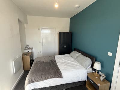 Available!  Modern En Suite Room. Car Park.  Main Photo