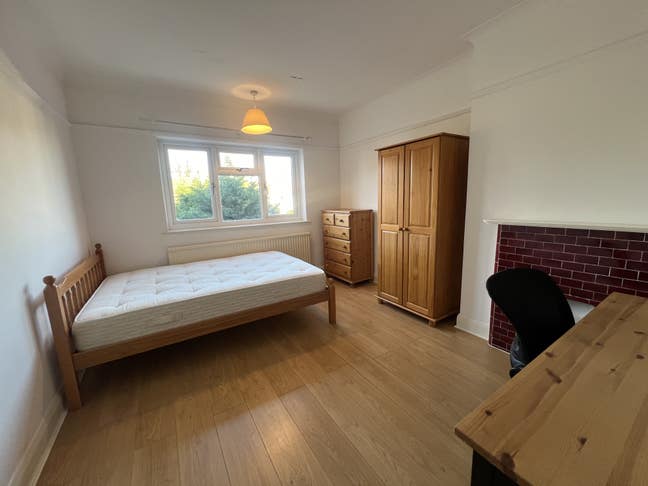 Large double / Gunnersbury / Chiswick / Acton Main Photo