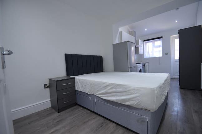 Studio Flat in Brentford Main Photo
