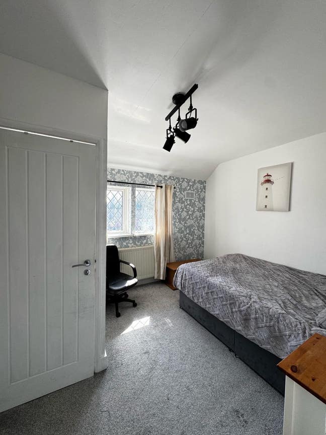 All Bills Included ! Spacious En-Suite Room  Main Photo
