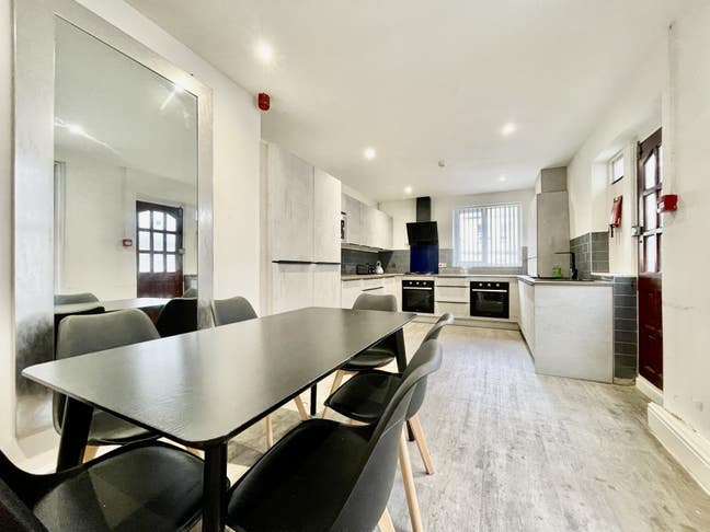  Student Houseshare - Addison Road  - 2 Rooms Left Main Photo