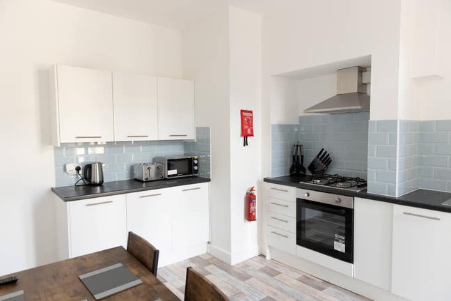 4-Bed HMO in Prime Town Centre - With Parking Main Photo