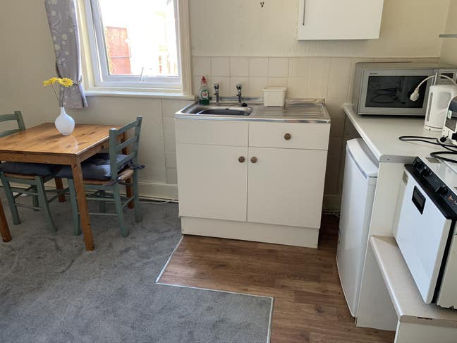 Clean Bright Bedsit Main Photo