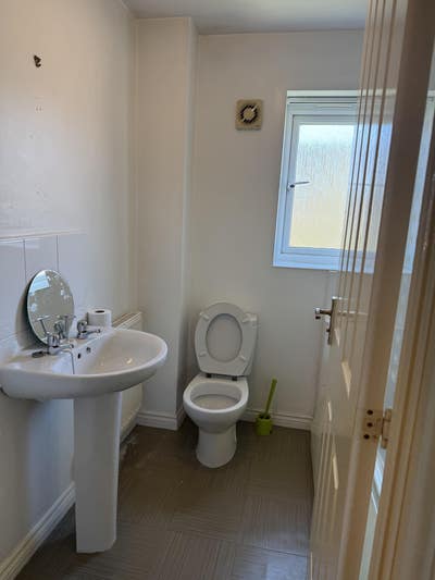 Room in modern house. Close to all amenities. Main Photo