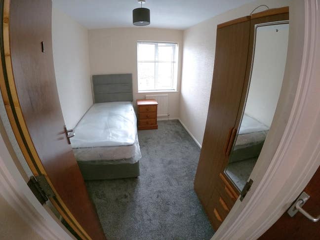 Clean Single Room Main Photo