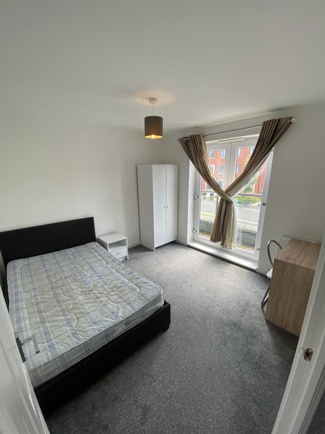 6 Bed Student Home (S/B/W) Main Photo