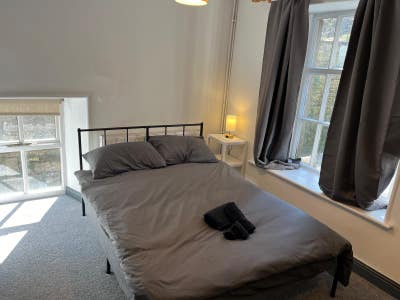 Spacious & Stylish Double Bedroom with Private Bat Main Photo