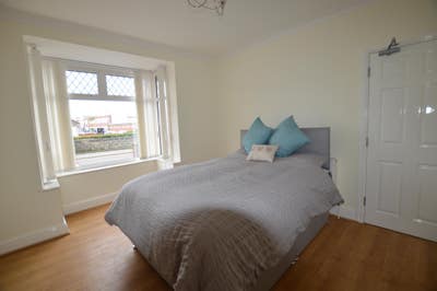 ** Double bedroom in QUIET house share in POOLE TO Main Photo