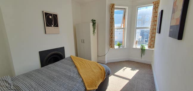 Spacious Double Room 🏥🏥 - King's STAFF Main Photo