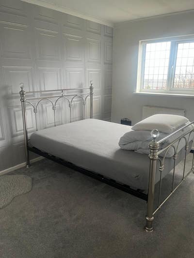 Large double bedroom in 4 bed detached house  Main Photo