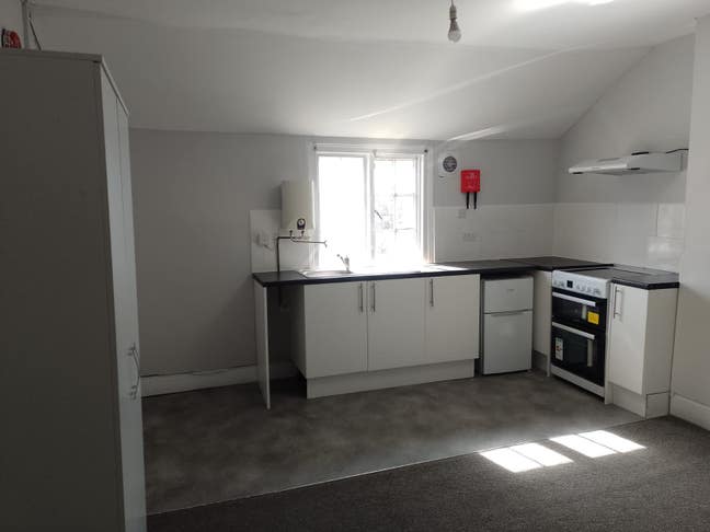 Bedsit rooms available in newly renovated property Main Photo