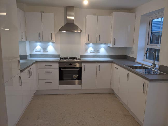 Short Term Single Room for Female with Parking Main Photo