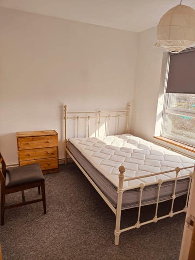 Sharing room available  Main Photo