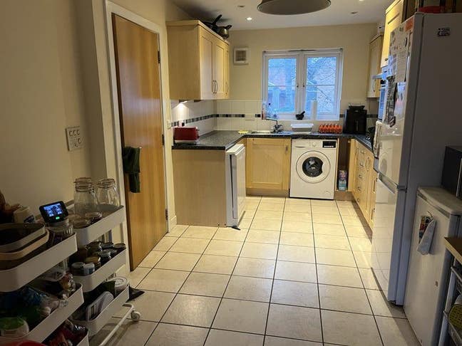 2 DBLrms avail 1 Dec, 1 dbl 1 January - prof share Main Photo