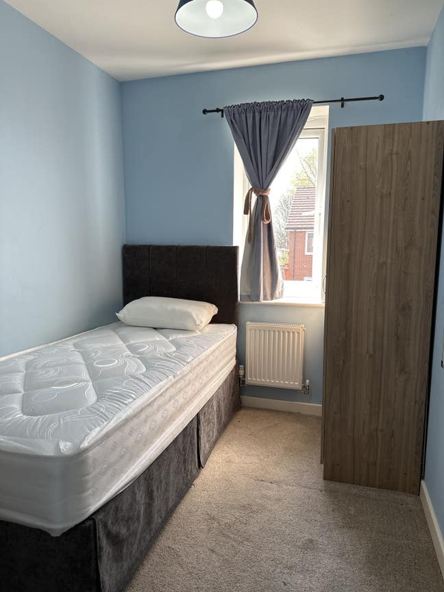 Furnished single bedroom available for rent Main Photo