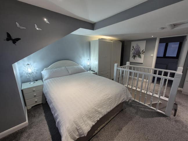 Private 2 floor bedsit apartment, en suite, lounge Main Photo