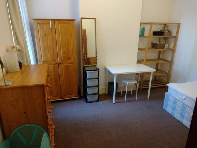 *Spacious bedroom to rent Main Photo