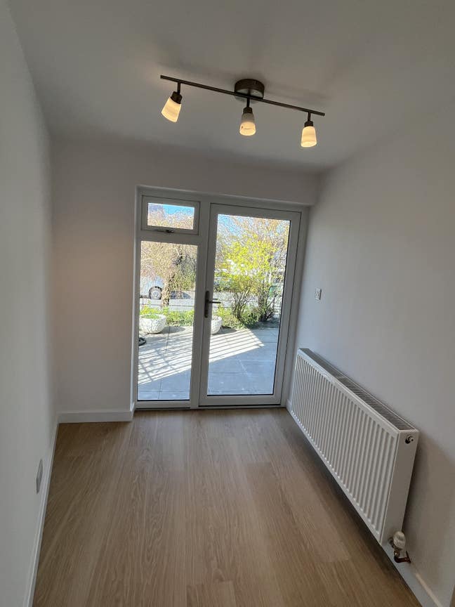 Bedsit/small studio available  Main Photo
