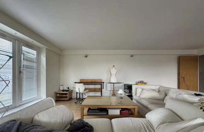 Epsom big dining room flat Main Photo