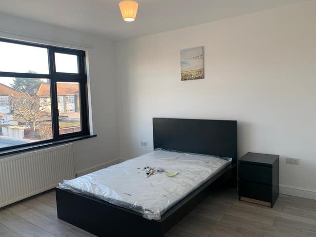 New Decorated Large and Medium Rooms To Rent Main Photo