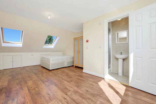 Large 6 Bedrooms 7 Bathrooms House  Main Photo