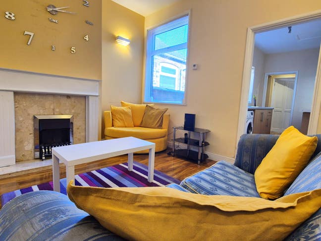 Large Room Uni/Train Station Couples Welcome Main Photo