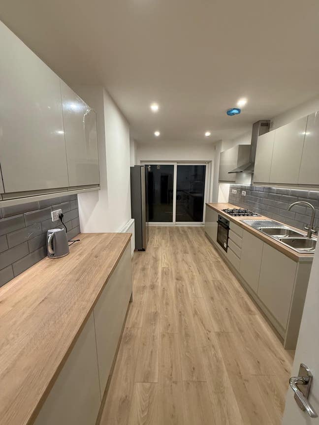 Modern Double Room in Fully Refurbished Luxury Hom Main Photo